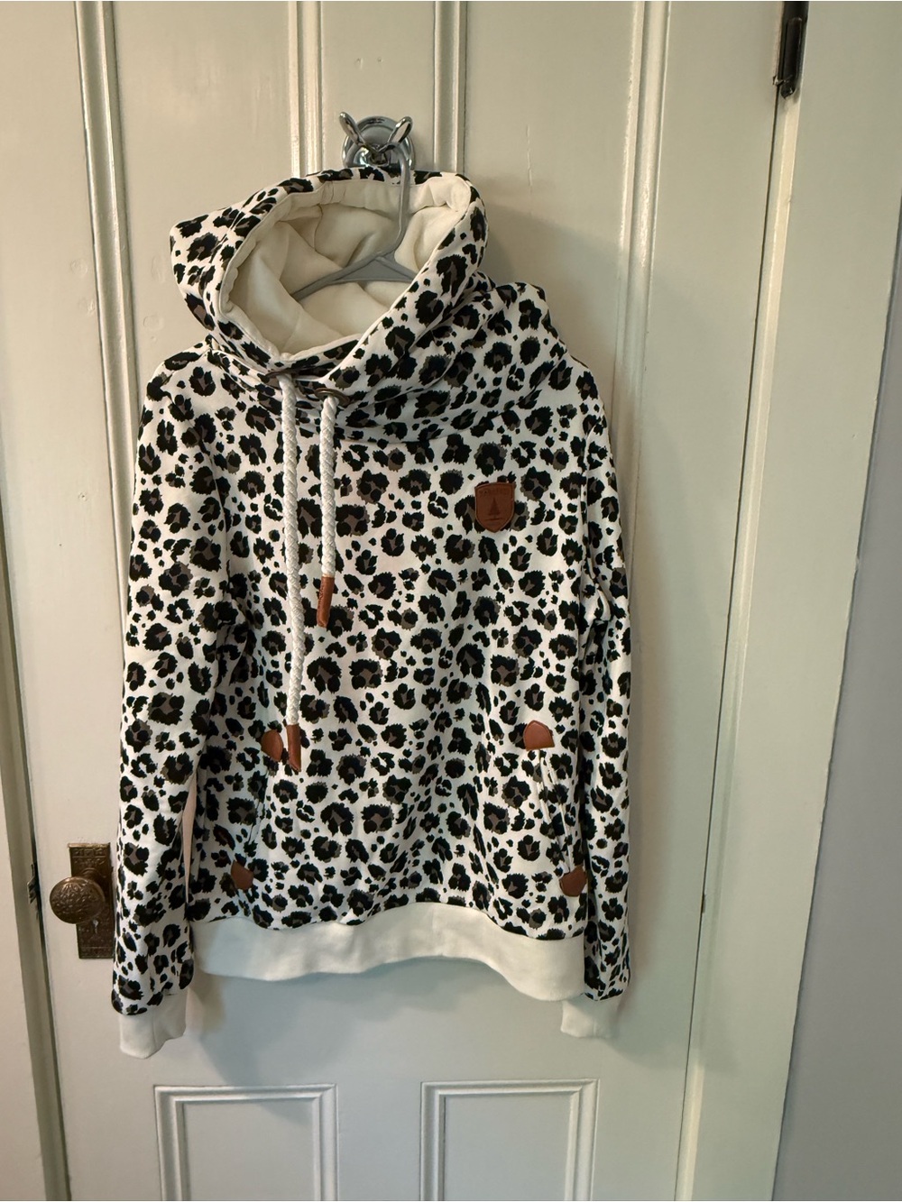 NEW Wanakome Leopard Print Pullover Hoodie White & Black MEDIUM